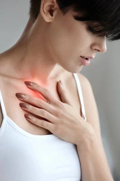 Schöne Frau leidet unter Schmerzen, Schmerzen in der Brust. — Stockfoto