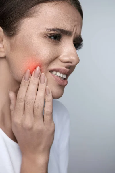 Dolor en los dientes. Bella mujer sufriendo de dolor de muelas dolorosas — Foto de Stock