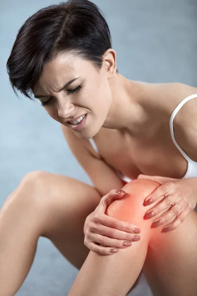 Bólu ciała. Piękna kobieta z bolesne kolana, czując ból nóg — Zdjęcie stockowe