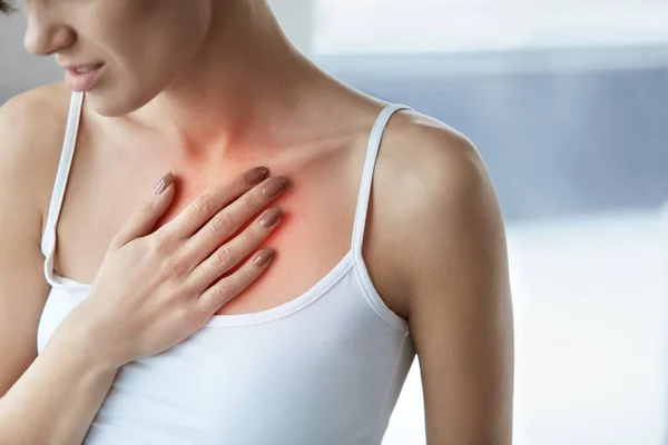 Closeup vrouwelijk lichaam, vrouw met pijn In de borst, gezondheidskwesties — Stockfoto