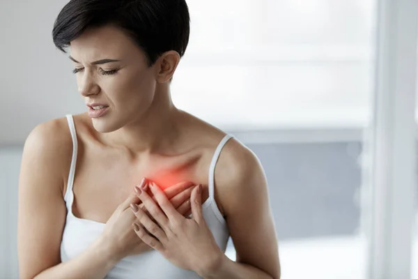 Ataque cardíaco. Hermosa mujer sintiendo dolor en el pecho. Asistencia sanitaria — Foto de Stock