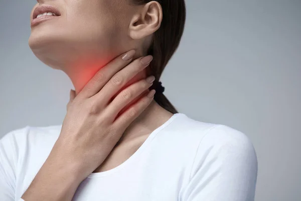 Throat Pain. Closeup Woman With Sore Throat, Painful Feeling — Stock Photo, Image