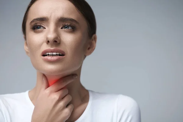 Dolor de garganta. Mujer enferma teniendo dolor de garganta, sensación dolorosa — Foto de Stock