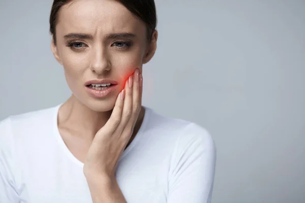 Mulher bonita sentindo dor de dente, dor de dente dolorosa. Saúde — Fotografia de Stock