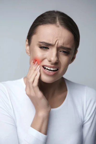 Πόνο στο δόντι. Όμορφη γυναίκα αισθάνεται έντονο πόνο, τον πονόδοντο — Φωτογραφία Αρχείου