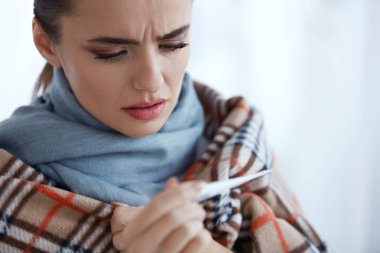 Kadın ateşle üşütmüş Sıcaklığı ölçme
