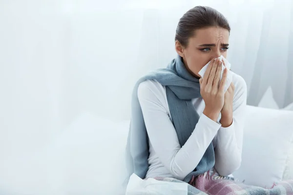 Mujer atrapada en el frío o la gripe, estornudando en toallita y limpiando la nariz —  Fotos de Stock