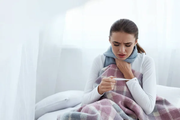 Frau mit Fieber bei Temperaturmessung erkältet — Stockfoto