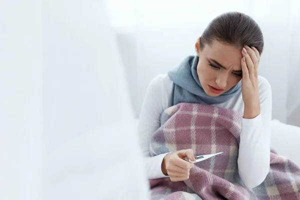 Frau erkältet, Fieber und Temperatur gemessen — Stockfoto