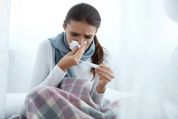 Mulher pegou frio ou gripe, espirrando em limpar e limpar o nariz — Fotografia de Stock