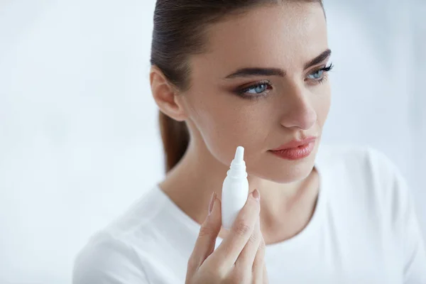 Beautiful Woman With Nasal Spray. Cold And Flu — Stock Photo, Image
