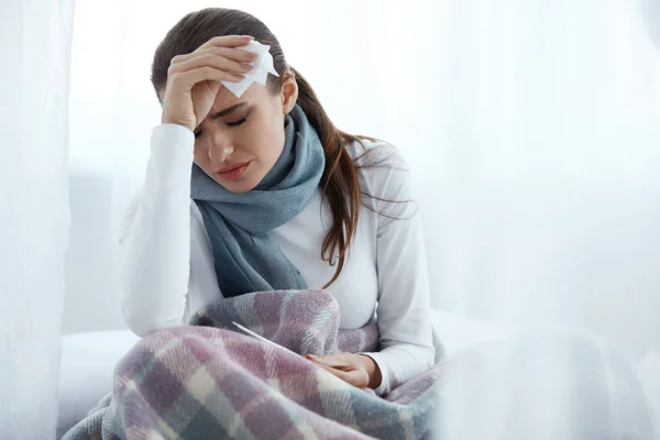 Koude en griep. Mooie zieke vrouw met pijnlijke hoofdpijn — Stockfoto