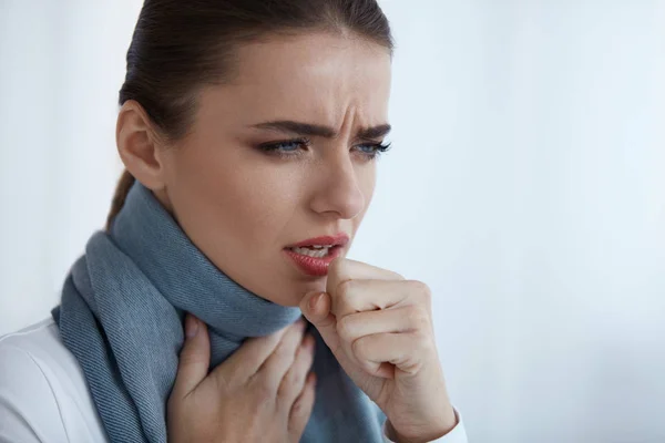 Tos. Hermosas mujeres teniendo dolor de garganta tos fría — Foto de Stock