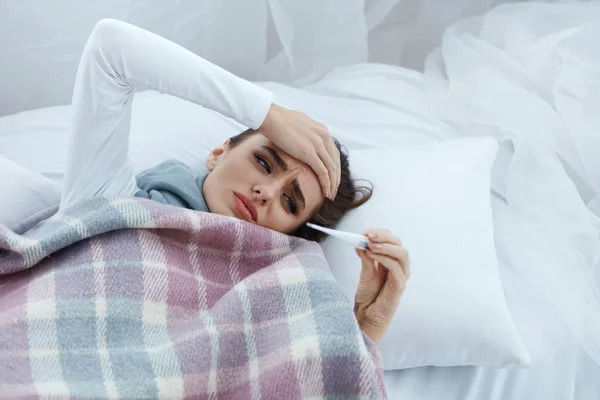 Donna preso freddo, avendo febbre e misurazione della temperatura — Foto Stock