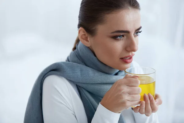 Vacker kvinna med varm dryck, dricker uppvärmningen gul Drink — Stockfoto