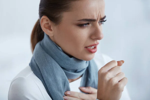 Seorang wanita terkena flu. Wanita Cantik Dengan Batuk Dan Tenggorokan Sakit — Stok Foto