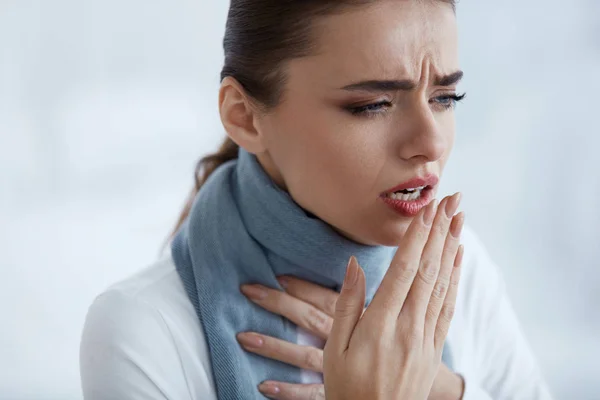 Kvinnan blivit förkyld. Vacker kvinna med hosta och halsont — Stockfoto