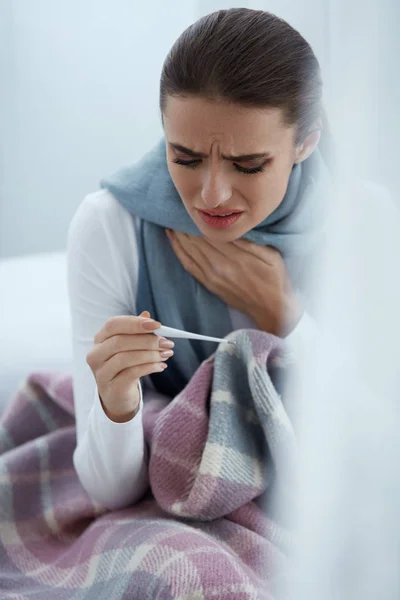 Mulher com febre apanhada temperatura de medição a frio — Fotografia de Stock