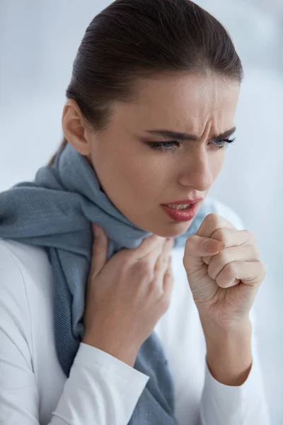 Freddo e influenza. Bella donna malata con tosse e mal di gola — Foto Stock