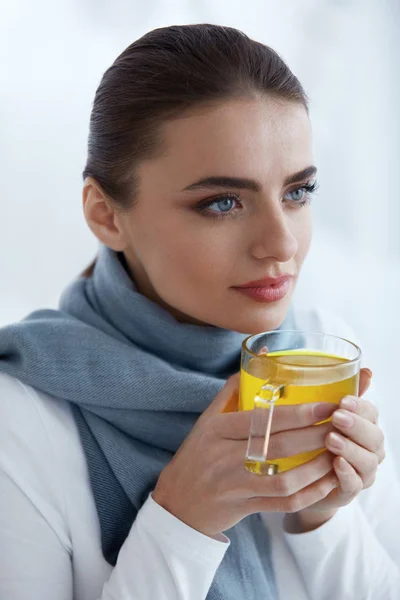 Mooie vrouw In warme sjaal drinken van warme dranken, thee opwarming van de aarde — Stockfoto