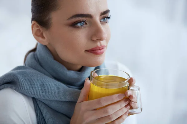 Beautiful Woman In Warm Scarf Drinking Hot Drink, Warming Tea — Stock Photo, Image