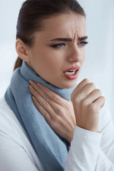 Seorang wanita terkena flu. Wanita Cantik Dengan Batuk Dan Tenggorokan Sakit — Stok Foto