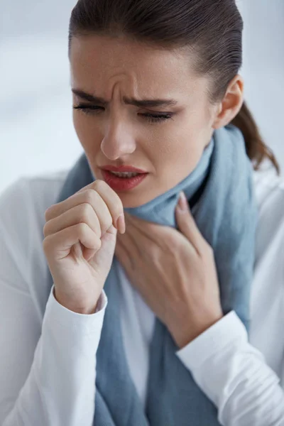 Hoest. Mooie vrouwen hebben van keelpijn, hoest koude — Stockfoto