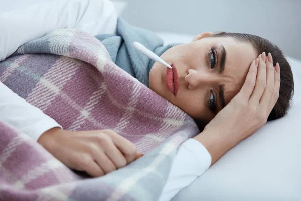 女性かぜ、熱を持つと温度測定 — ストック写真