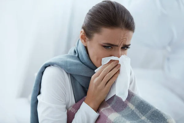 Mulher pegou frio ou gripe, espirrando em limpar e limpar o nariz — Fotografia de Stock