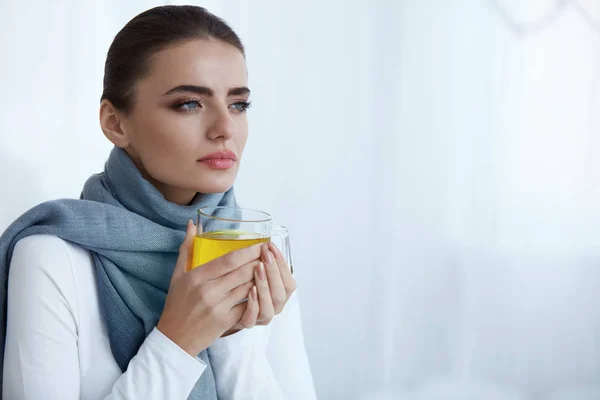 Belle femme avec boisson chaude, Boire une boisson jaune chauffante — Photo