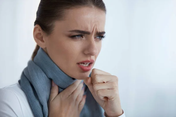 Tossisci. Belle donne che hanno mal di gola tosse freddo — Foto Stock