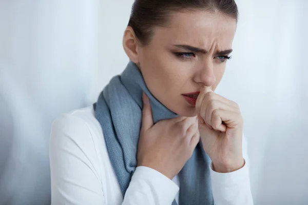 Frio e gripe. Mulher doente bonita com tosse e dor de garganta — Fotografia de Stock