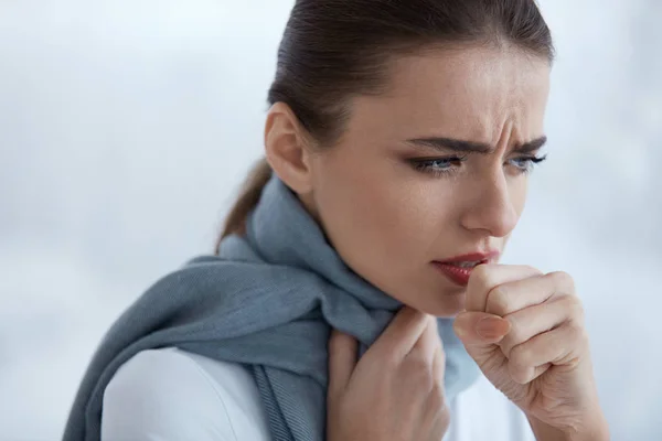 Frio e gripe. Mulher doente bonita com tosse e dor de garganta — Fotografia de Stock