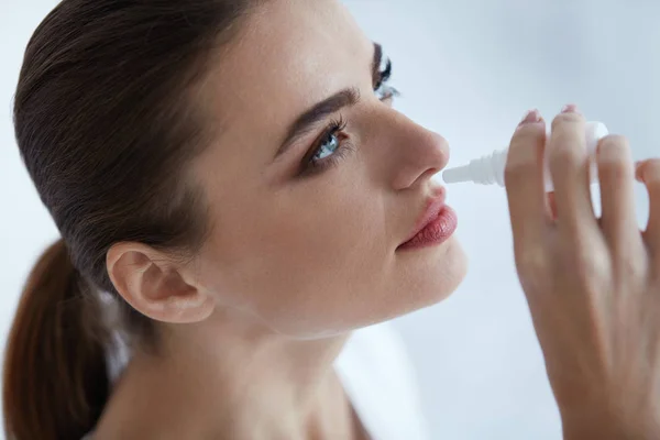 Mujer hermosa con gripe o frío usando aerosol nasal — Foto de Stock