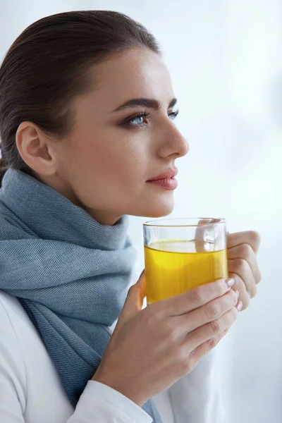 Hermosa mujer en bufanda caliente Beber bebida caliente, té caliente —  Fotos de Stock