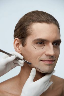 Estetik ameliyattan önce yüzündeki çizgilerle yakışıklı adam