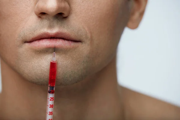 Cara de hombre guapo de primer plano recibiendo inyección, aumento de labios —  Fotos de Stock