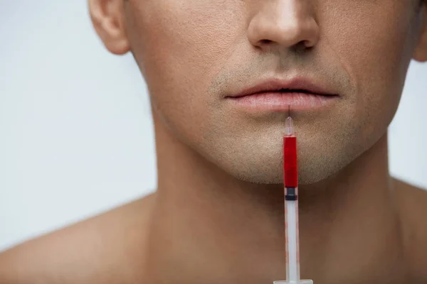 Cara de hombre guapo de primer plano recibiendo inyección, aumento de labios —  Fotos de Stock