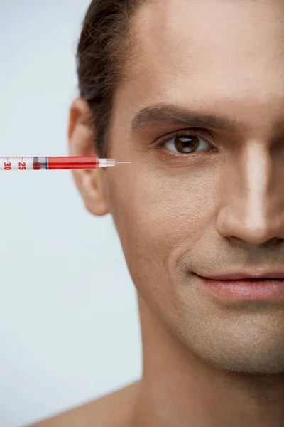 Retrato de cara de hombre guapo recibiendo inyecciones de belleza facial — Foto de Stock
