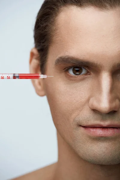 Portrét tváře atraktivní muž dostává injekce obličeje krása — Stock fotografie