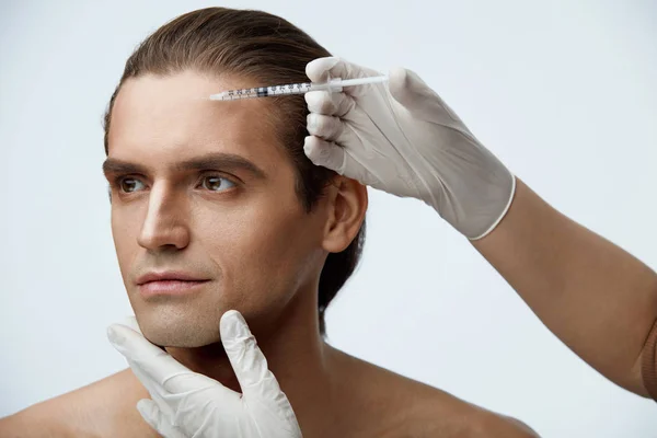 Homem recebendo tratamento cosmético dentro de casa. Tratamento facial — Fotografia de Stock
