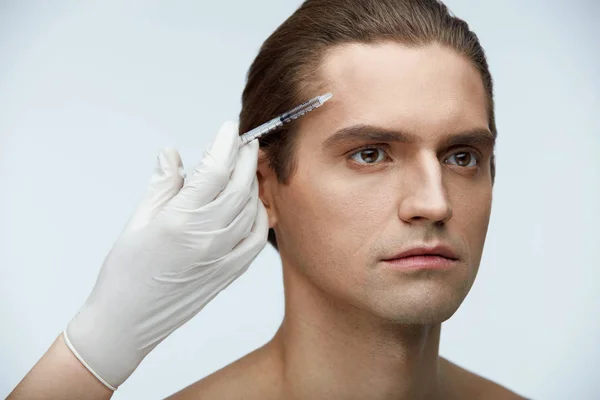 Homem bonito recebendo injeções de beleza facial. Cirurgia Plástica — Fotografia de Stock