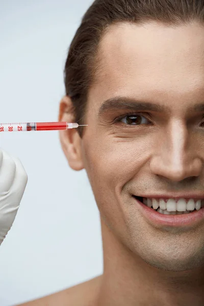 Retrato de cara de hombre guapo recibiendo inyecciones de belleza facial — Foto de Stock