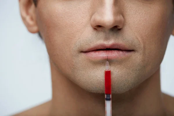 Closeup pohledný muž tvář podáním injekce, rty augmentace — Stock fotografie