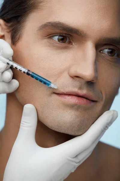 Vértes jóképű férfi arca egyre szépség injekció — Stock Fotó