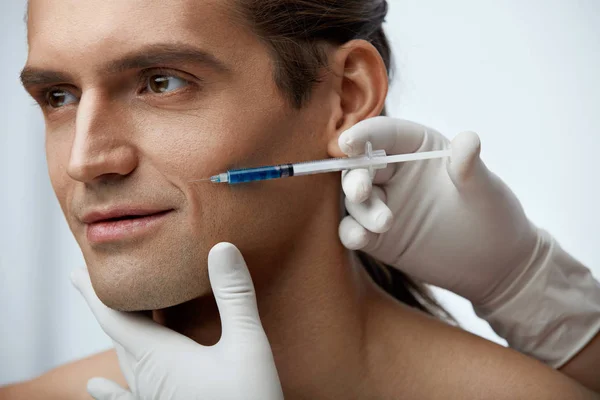 Injekce: krása. Pohledný muž dostává tvář Filler injekce — Stock fotografie