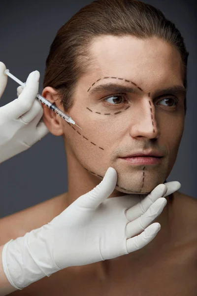 Cirugía plástica. Hombre guapo con líneas faciales recibiendo inyecciones — Foto de Stock