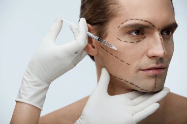 Plastik cerrahi. Enjeksiyonları almak yakışıklı yüz hatları