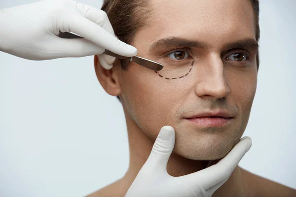 Plastik cerrahi. Yüzündeki çizgilerle yakışıklı adam portresi — Stok fotoğraf