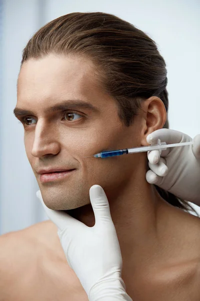 Beauty Injection. Hombre guapo recibiendo inyecciones de relleno facial —  Fotos de Stock